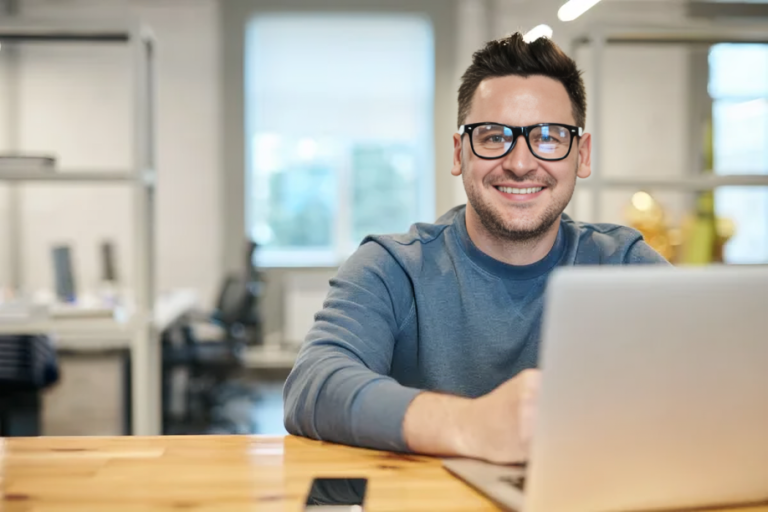 Trabajar desde casa como Asistente de Ventas para TikTok: Una Oportunidad con Altas Comisiones