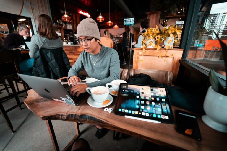 Side hustles remotos que sí escalan: de $500 a $5,000 USD/mes sin burnout