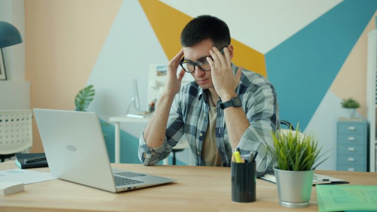 Errores financieros silenciosos al trabajar desde casa (y cómo corregirlos en 30 días)